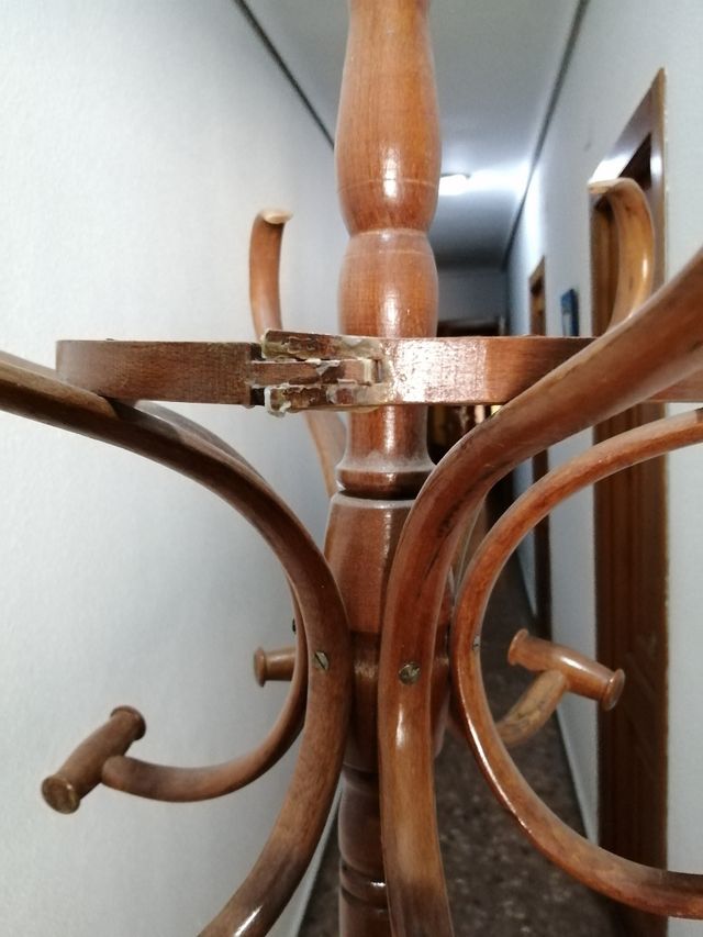 Perchero de madera de pie antiguo