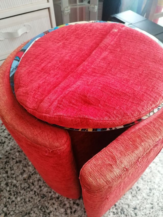 Taburete, puf rojo con ruedas