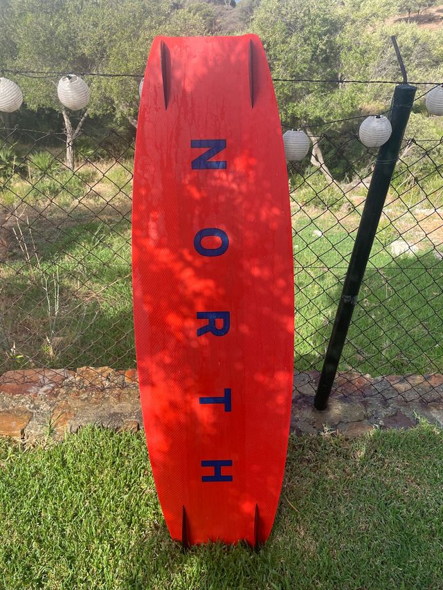 Tabla kitesurf north prime 138x41 de segunda mano por 400 EUR en