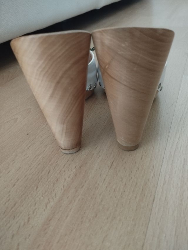 Espectaculares zuecos de Fornarina color blanco