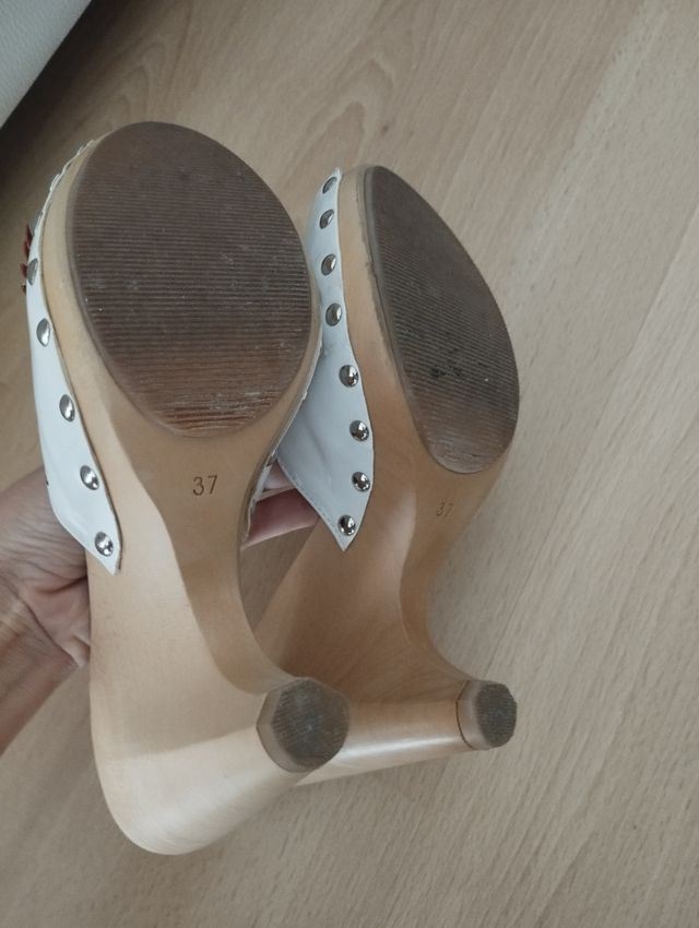 Espectaculares zuecos de Fornarina color blanco