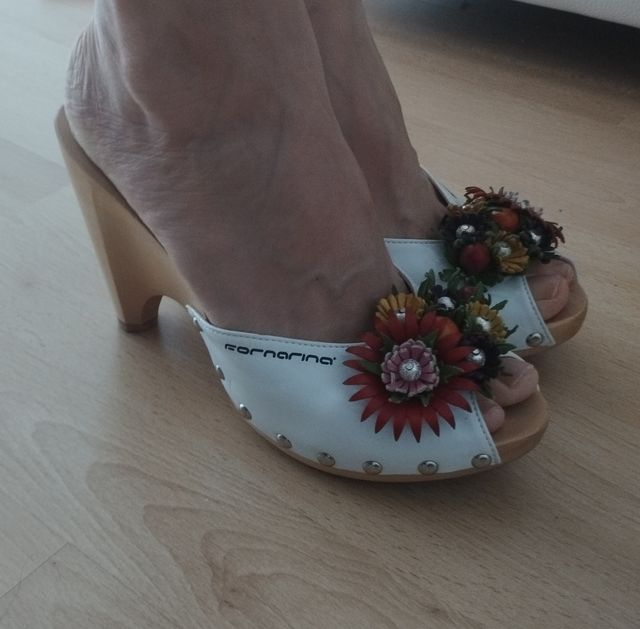 Espectaculares zuecos de Fornarina color blanco