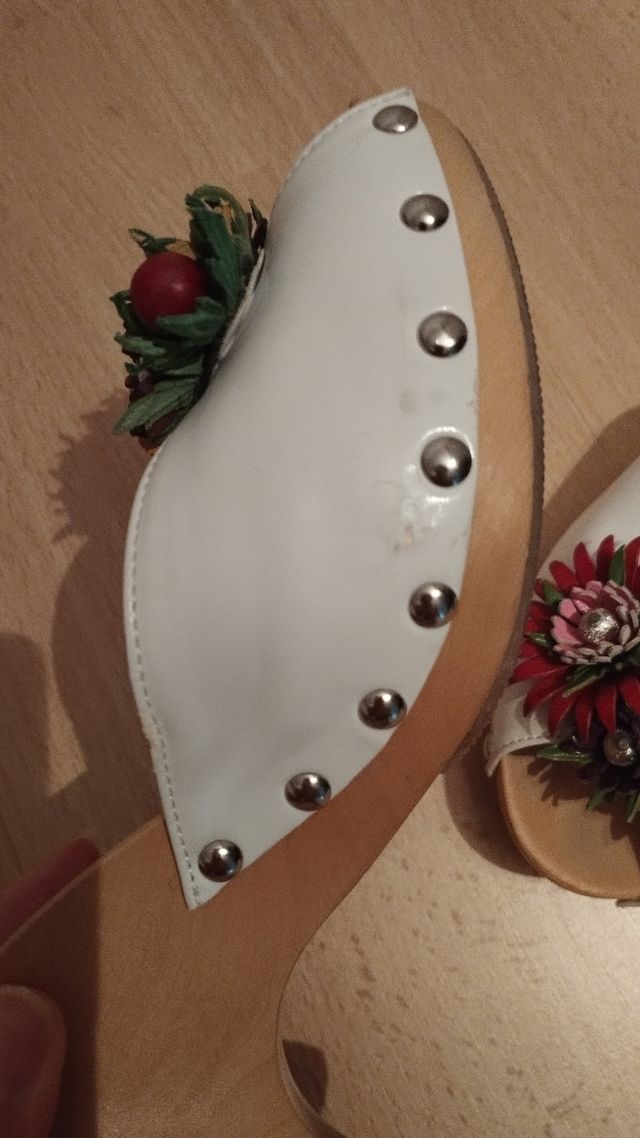 Espectaculares zuecos de Fornarina color blanco