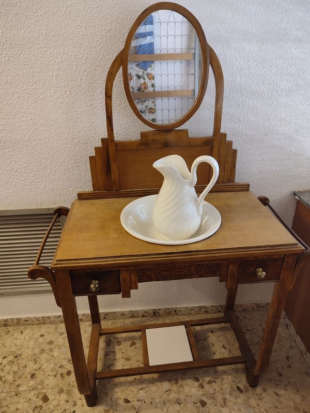 Lavabo antiguo de madera