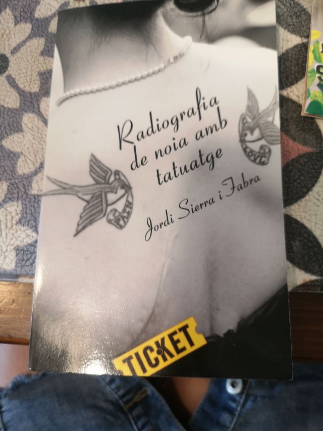 Radiografia de noia amb tatuatge