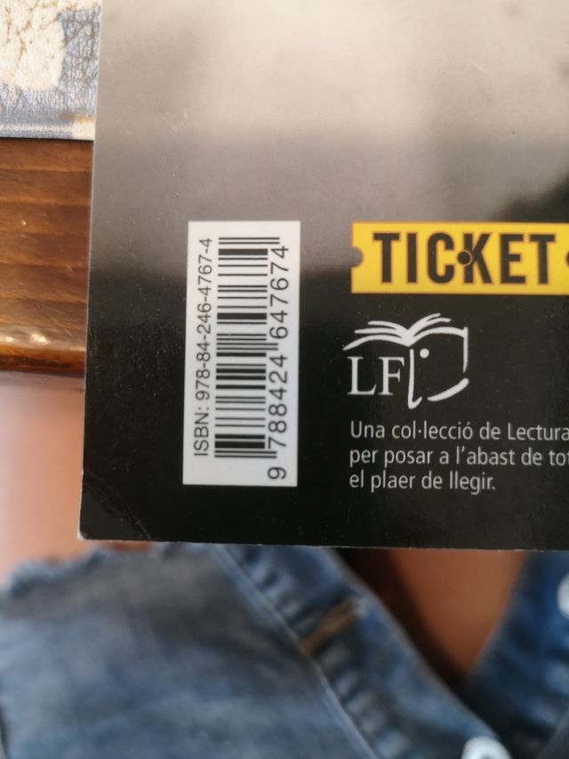 Radiografia de noia amb tatuatge