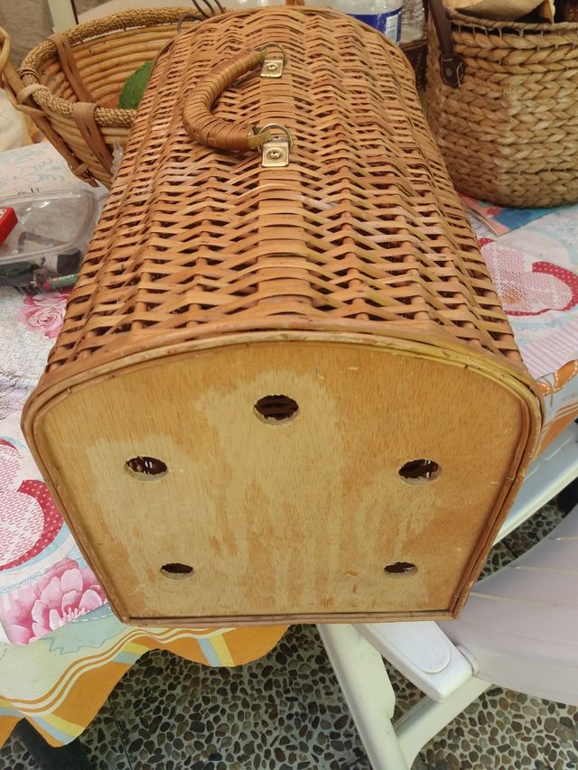 Transportin antiguo de mimbre.