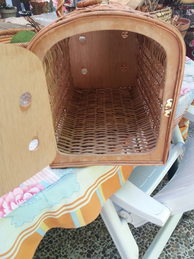 Transportin antiguo de mimbre.