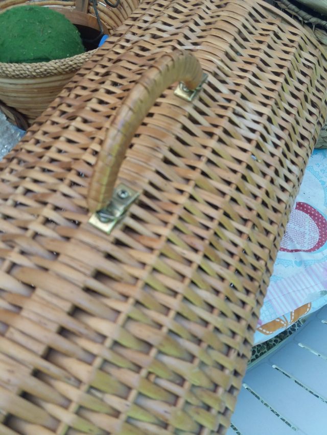 Transportin antiguo de mimbre.