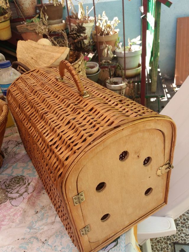 Transportin antiguo de mimbre.
