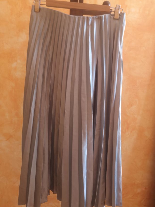 Falda larga plisada satinada