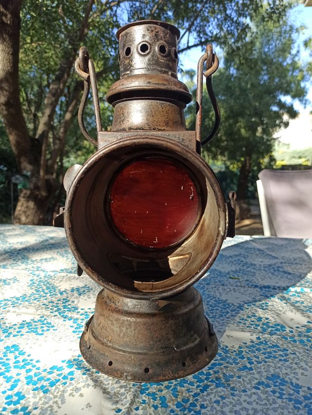 Antiguo farol grande de tren