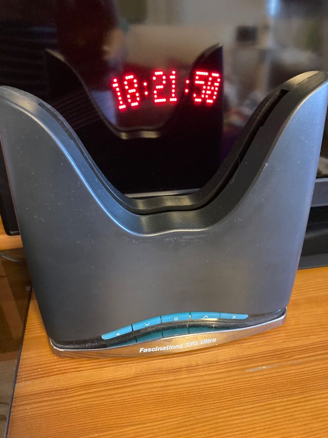 Reloj mágico con hora flotante