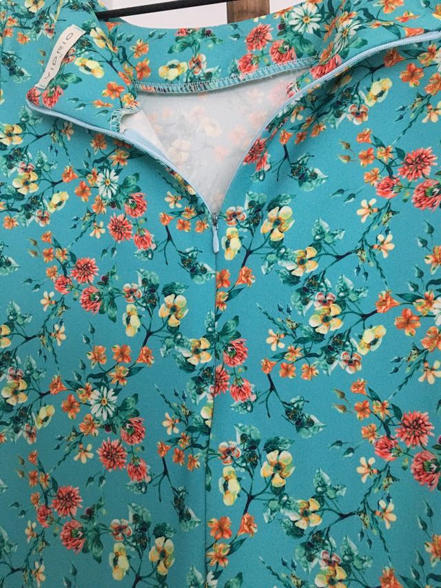 Vestido nuevo, talla M, con flores