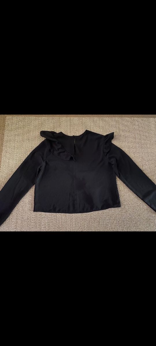 blusa negra con volante Bershka talla.M