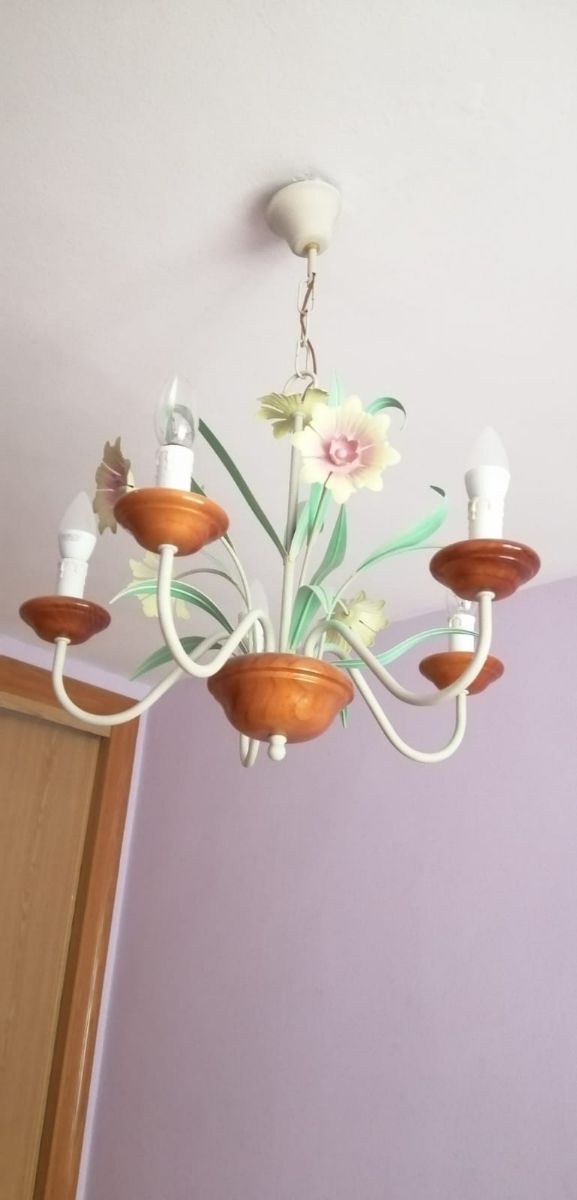 Lámpara con adornos florales