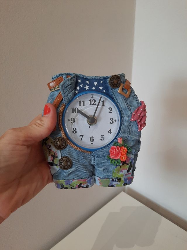 Hucha roja con forma de buzón.