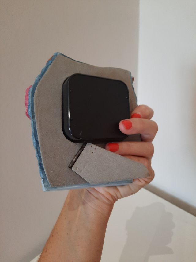 Hucha roja con forma de buzón.