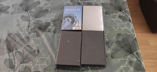 cajas vacías y películas vhs
