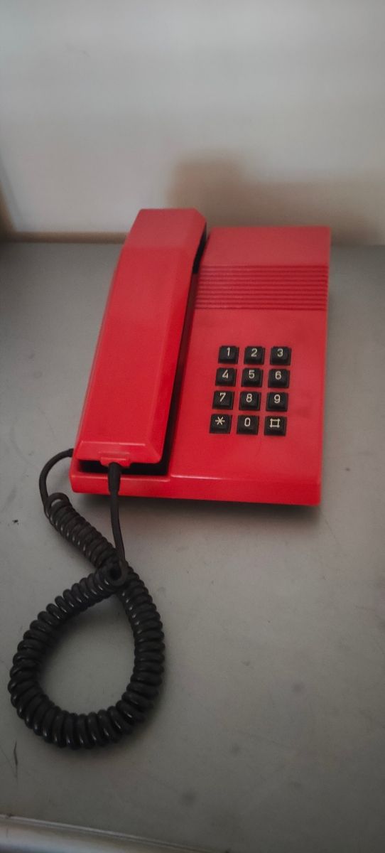 teléfono rojo