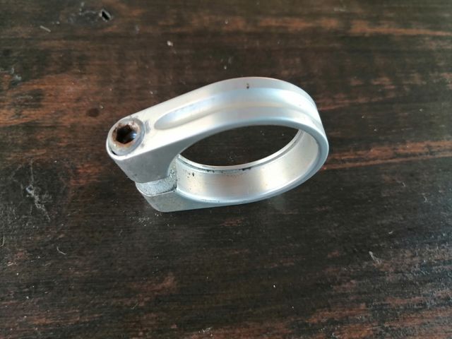 Abrazadera sillín super ligera