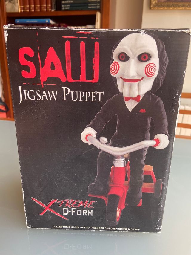 Figura JIGSAW de resina pintada a mano