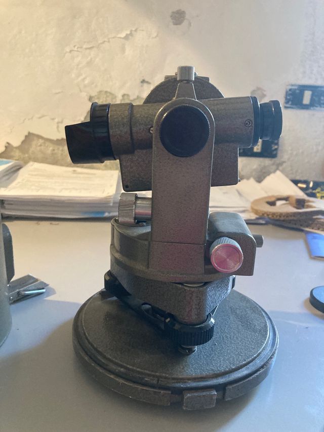 Tacheometro attrezzature di lavoro in vendita a Salerno (Salerno)