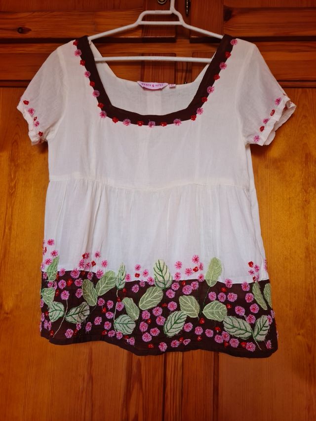 Blusa manga corta con bordados