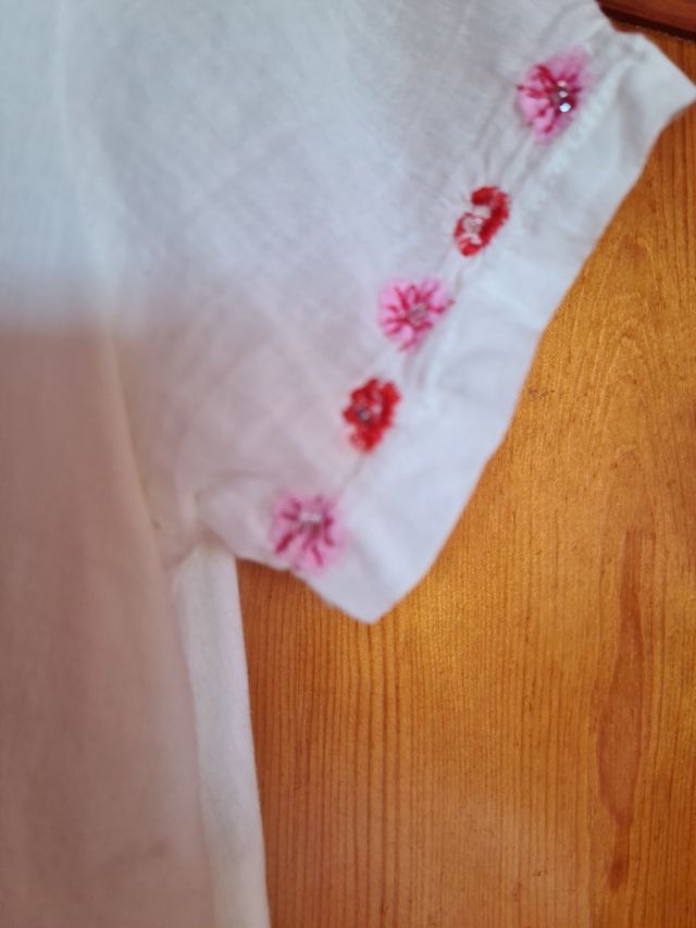 Blusa manga corta con bordados