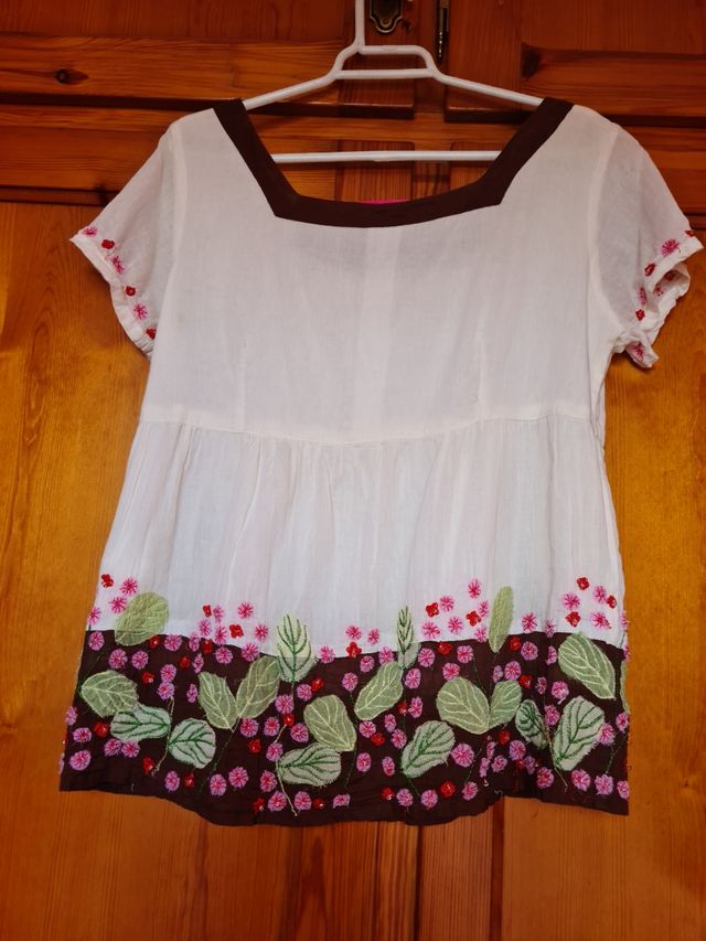 Blusa manga corta con bordados