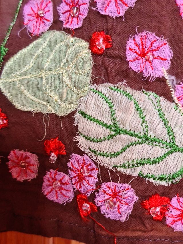 Blusa manga corta con bordados