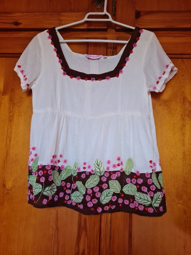 Blusa manga corta con bordados