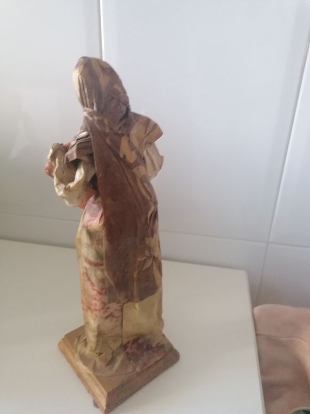 mujer con olla del dinero