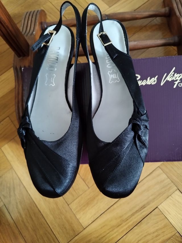 Traje chaqueta y zapatos