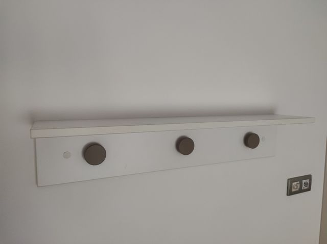 Prestatge amb 3 penjadors (18*90*18 cm).