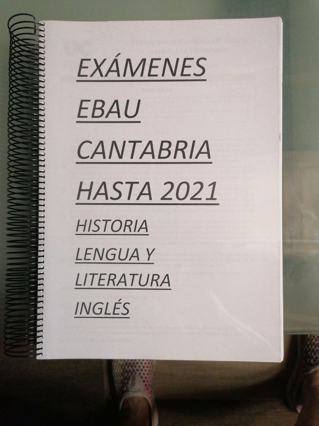Cuaderno con exámenes EBAU
