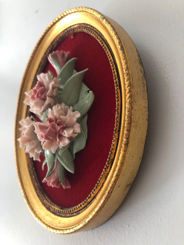 PEQUEÑO MARCO CON CLAVELES DE PORCELANA