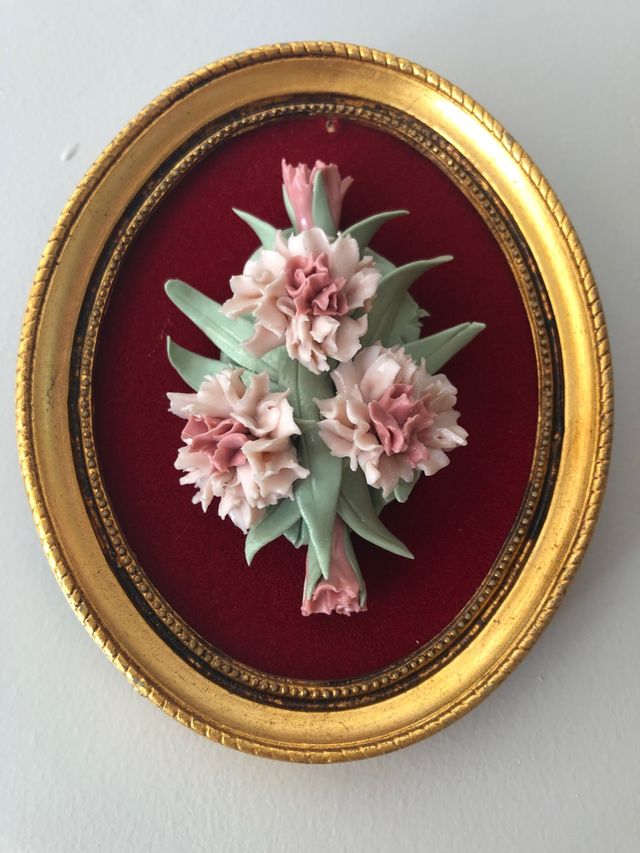 PEQUEÑO MARCO CON CLAVELES DE PORCELANA