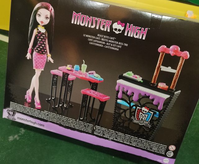 Monster High Draculaura cafetería