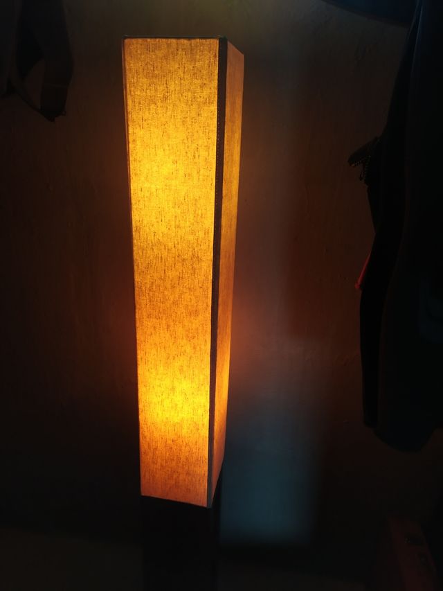 Lampara de pie diseño tela y madera
