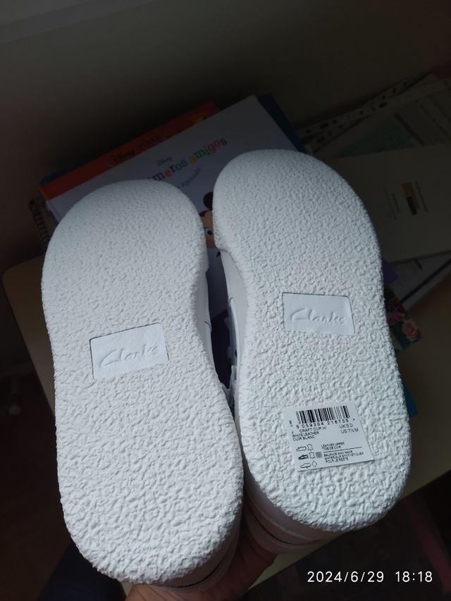 Zapatillas blancas nuevas