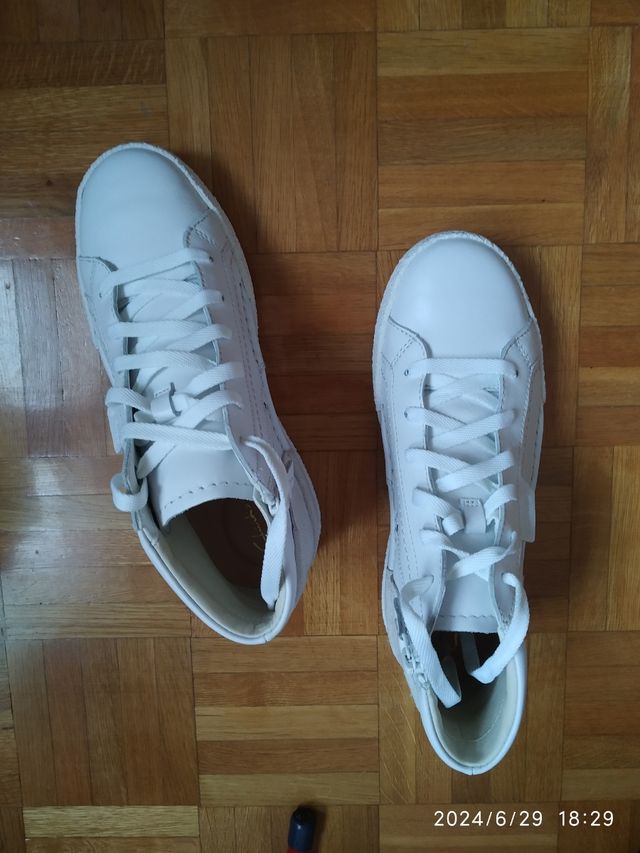 Zapatillas blancas nuevas