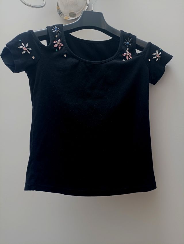 Maglione, t-shirt nera con strass.