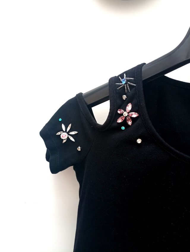 Maglione, t-shirt nera con strass.