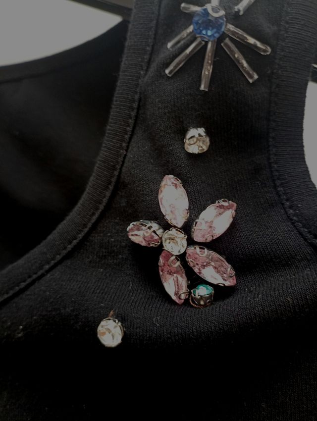 Maglione, t-shirt nera con strass.