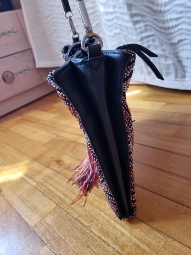 Bolso geométrico negro y naranja con hilos Parfois