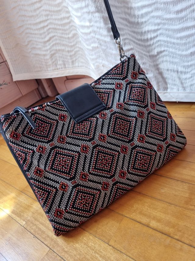 Bolso geométrico negro y naranja con hilos Parfois
