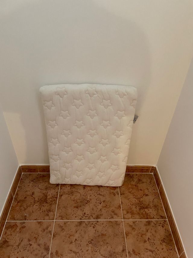 Minicuna mecedora en madera maciza