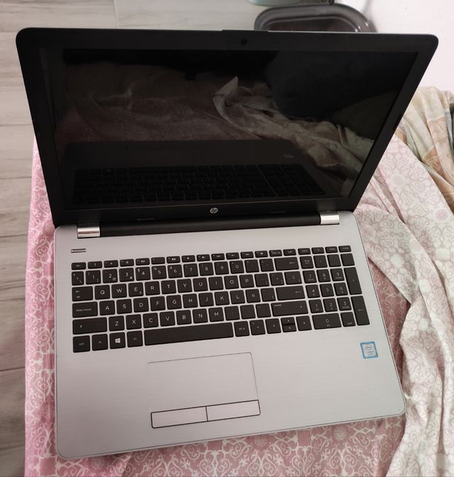 HP 250 G6 FUNCIONA SOLO CON CARGADOR