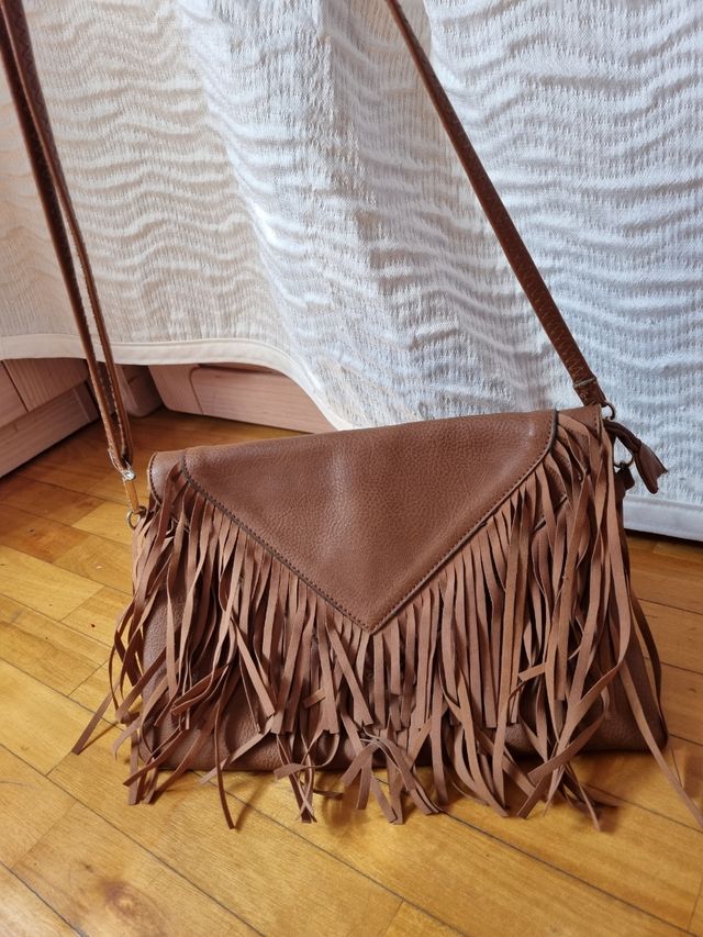 Bolso marrón con flecos.